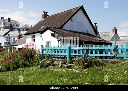 Qui è possibile ammirare il Cornish Cottage per antonomasia, situato in una posizione tranquilla nel villaggio di Coverack. Foto Stock