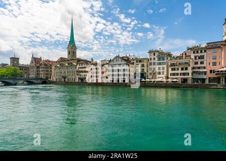 La città vecchia di Zurigo sul Limmat con Frauenmunster, Svizzera Foto Stock
