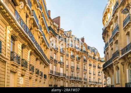 Edifici storici nel centro di Parigi con cielo blu Foto Stock