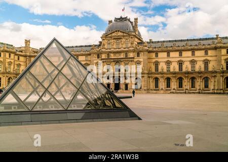Piramide di vetro con l'edificio del museo del Louvre, Parigi, Francia Foto Stock