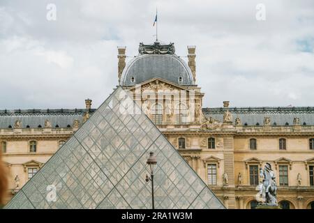 Piramide di vetro con l'edificio del museo del Louvre, Parigi, Francia Foto Stock