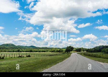Fai una curva lungo la strada sul Texas Hill Country ranch. Foto Stock