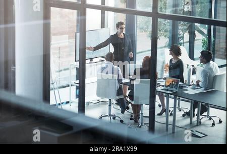 Presentatore, tutoraggio o personale d'affari in seminario per report sulle vendite, analisi di visione o dati durante la formazione. Leadership, donna che insegna o donna Foto Stock