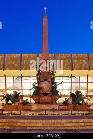 Fontana Mendebrunnen di fronte alla sala concerti Gewandhaus la sera, Augustusplatz, Germania, Sassonia, Lipsia Foto Stock