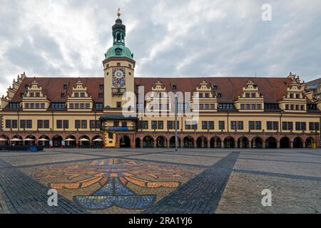 Mercato di Lipsia con stemma della città sul marciapiede di fronte al Municipio della città vecchia, oggi Museo di storia della città di Lipsia, Germania, Sassonia, Lipsia Foto Stock