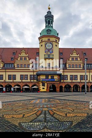 Mercato di Lipsia con stemma della città sul marciapiede di fronte al Municipio della città vecchia, oggi Museo di storia della città di Lipsia, Germania, Sassonia, Lipsia Foto Stock