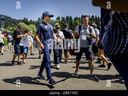 SPIELBERG - Nyck de Vries (AlphaTauri) arriva prima della prima sessione di prove libere davanti al Gran Premio d'Austria al Red Bull Ring il 30 giugno 2023 a Spielberg, in Austria. ANP SEM VAN DER WAL Foto Stock