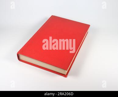 libro rosso chiuso su sfondo bianco con spazio per la copia Foto stock -  Alamy