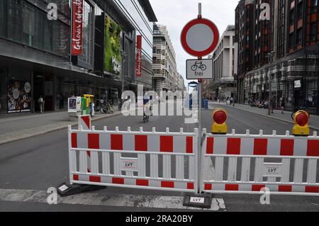 Berlino, Germania. 29 giugno 2023. Attualmente ancora senza auto, ma dal 1° luglio 2023 torna con loro: La zona pedonale di FriedrichstraSe sarà rialzata a Berlino, in Germania, il 29 giugno 2023. Foto Stock