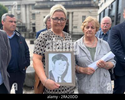 La nipote di Robert Anderson, Michelle Osborne (centro) con altri membri della famiglia al di fuori dell'alta Corte di Belfast, come nuova inchiesta sulla morte del signor Anderson è stata concessa dal procuratore generale Dame Brenda King. L'ex soldato dei Royal Signals Robert Anderson, 25 anni, insieme a Sean Ruddy, 19 anni, e Thomas McLaughlin, 27 anni, furono fucilati a Hill Street a Newry il 23 ottobre 1971, mentre tornavano a casa da un bar. Data immagine: Venerdì 30 giugno 2023. Foto Stock