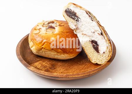 Pane dolce con crema di fagioli rossi su sfondo bianco Foto Stock