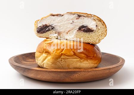 Pane dolce con crema di fagioli rossi su sfondo bianco Foto Stock