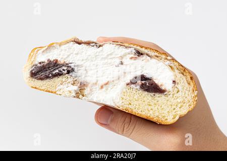 Pane dolce con crema di fagioli rossi su sfondo bianco Foto Stock