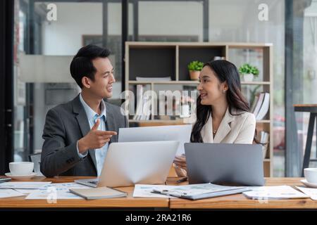 Due diversi colleghi che parlano, discutono di presentazioni online, lavorano su progetti collaborativi, condividono idee durante il lavoro di squadra Foto Stock