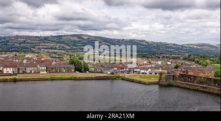 Guardando Caerphilly dal castello verso la Rhymney Valley. Caerphilly Mid-Glamorgan South Wales, Regno Unito - 25 giugno 2023 Foto Stock
