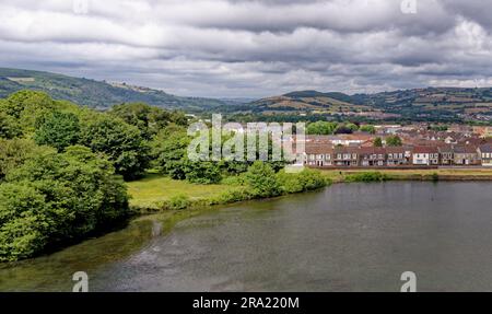 Guardando Caerphilly dal castello verso la Rhymney Valley. Caerphilly Mid-Glamorgan South Wales, Regno Unito - 25 giugno 2023 Foto Stock