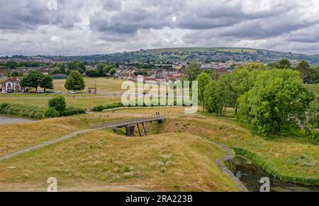 Guardando Caerphilly dal castello verso la Rhymney Valley. Caerphilly Mid-Glamorgan South Wales, Regno Unito - 25 giugno 2023 Foto Stock