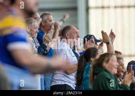 Warrington, Cheshire, Inghilterra 29 giugno 2023. I tifosi del Leeds festeggiano la loro seconda meta della partita, durante i Warrington Wolves V Leeds Rhinos all'Halliwell Jones Stadium, la Betfred Super League, Warrington (Credit Image: ©Cody Froggatt/Alamy live news) Foto Stock