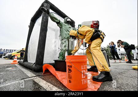 ZAPORIZHZHIA, UCRAINA - 29 GIUGNO 2023 - il processo di decontaminazione è illustrato durante le esercitazioni di comando e di stato maggiore per praticare le azioni nell'e Foto Stock