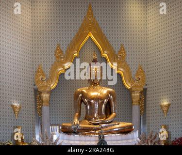 Wat Traimit Withayaram Worawihan, Tempio del Buddha d'Oro, a Bangkok. Contiene il Buddha d'oro che è fatto di oro massiccio ed è di 5 1/2 tonnellate Foto Stock