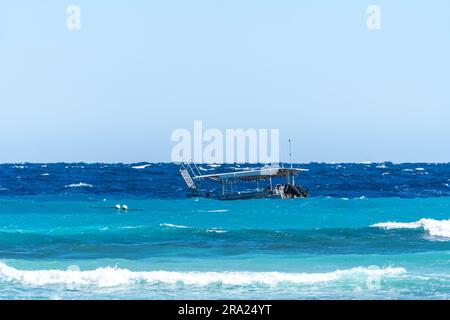 Barche con fondo in vetro ancorate a Lighthouse Beach, Lady Elliot Island Eco Resort, Queensland, Australia Foto Stock