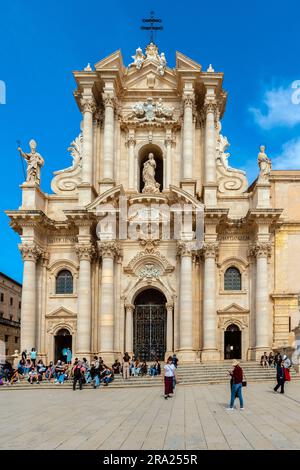 Piazza Duomo e la Cattedrale di Siracusa (Duomo di Siracusa), formalmente Cattedrale metropolitana della Natività di Maria Santissima, è un'antica Foto Stock