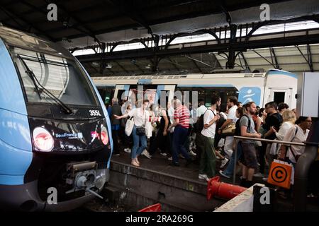 Parigi, Francia. 30 giugno 2023. I pendolari subiscono la cancellazione dei treni il 30 giugno 2023 alla Gare Saint Lazare di Parigi, in Francia, a seguito delle proteste in tutta la regione della grande Parigi che hanno visto i manifestanti bruciare auto, camion e tram in reazione alla sparatoria di un ragazzo di 17 anni a distanza zero il 27 giugno, a Nanterre, Un sobborgo parigino, in un incidente che ha riacceso il dibattito in Francia sulle tattiche della polizia a lungo criticate dai gruppi per i diritti sul trattamento delle persone nelle periferie a basso reddito, in particolare le minoranze etniche. Foto di Pierrick Villette/ABACAPRESS.COM Foto Stock