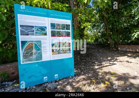 Cartello informativo riguardante il vivaio di piante autoctone, Lady Elliot Island, Queensland, Australia Foto Stock