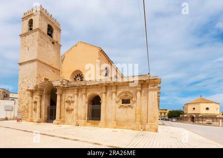 Santuario di Santa Lucia al Sepolcro. Sicilia, Italia. La chiesa fu costruita intorno al 1100 dai Normanni e di pianta normanna con pianta basilicale, cl Foto Stock