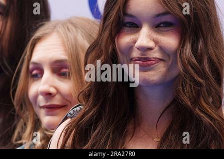 Hester Chambers e Rhian Teasdale di West Leg hanno partecipato ai Nordoff Robbins O2 Silver Clef Awards al Grosvenor House Hotel di Londra. Data immagine: Venerdì 30 giugno 2023. Foto Stock