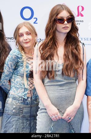 Hester Chambers e Rhian Teasdale di West Leg hanno partecipato ai Nordoff Robbins O2 Silver Clef Awards al Grosvenor House Hotel di Londra. Data immagine: Venerdì 30 giugno 2023. Foto Stock