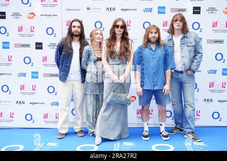 (Da sinistra a destra) Joshua Omead Mobaraki, Hester Chambers, Rhian Teasdale, Ellis Durand e Henry Holmes di West Leg che hanno partecipato ai Nordoff Robbins O2 Silver Clef Awards al Grosvenor House Hotel di Londra. Data immagine: Venerdì 30 giugno 2023. Foto Stock