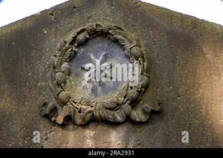 Ghirlanda di papaveri come dettaglio di una lapide al cimitero Elias di Dresda. Il papavero da oppio sta qui come simbolo del sonno. Il cimitero Elias di Dresda, in Germania, è stato dismesso dal 1876 e chiuso dal 1924 Foto Stock