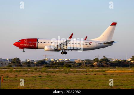 Norwegian Air Shuttle Boeing 737-8JP(WL) (REG: LN-ENU) atterrando in tarda serata. Foto Stock