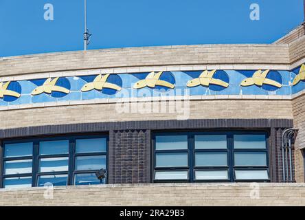 Pesci volanti blu e bianchi circondano il punto di riferimento Art Deco Marine Air Terminal presso l'Aeroporto LaGuardia di New York. Foto Stock