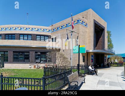 Pesci volanti blu e bianchi circondano il punto di riferimento Art Deco Marine Air Terminal presso l'Aeroporto LaGuardia di New York. Foto Stock