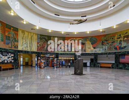 Un modello Pan American Airways System “Yankee Clipper” è sospeso dal lucernario del Marine Air Terminal dell’aeroporto LaGuardia, sopra il murale “Flight”. Foto Stock