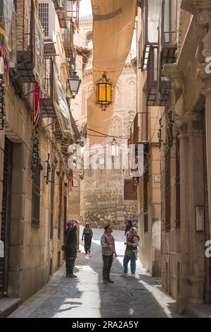 Spagna storica, ammira in estate le persone che esplorano le strette strade medievali nella storica zona della città vecchia di Toledo, nella Spagna centrale. Foto Stock