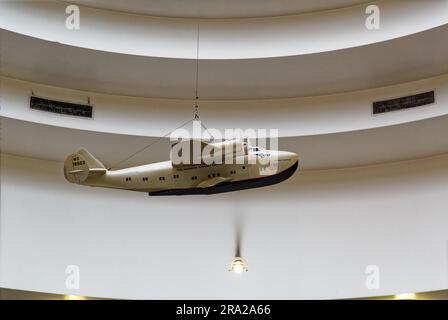 Un modello Pan American Airways System “Yankee Clipper” è sospeso dal lucernario del Marine Air Terminal dell’aeroporto LaGuardia, sopra il murale “Flight”. Foto Stock