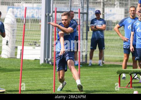 San Pietroburgo, Russia. 30 giugno 2023. Ivan Sergeev dello Zenit Football Club si riscalda durante la sessione di allenamento presso il Gazprom Training Centre prima del torneo internazionale di calcio, la pari Premier Cup. Credito: SOPA Images Limited/Alamy Live News Foto Stock