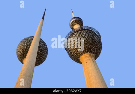 Kuwait City, Kuwait - 1 luglio 1983: Le Kuwait Towers sono state ufficialmente inaugurate il 26 febbraio 1977 e sono considerate un punto di riferimento e simbolo del moderno Foto Stock