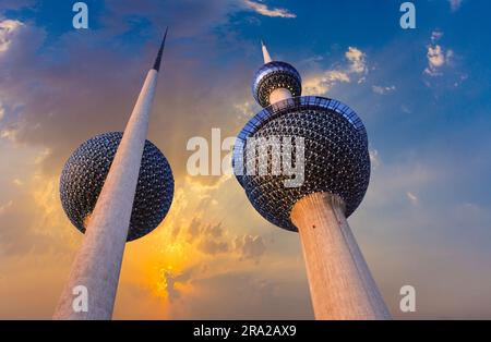 Kuwait City, Kuwait - 1 luglio 1983: Le Kuwait Towers sono state ufficialmente inaugurate il 26 febbraio 1977 e sono considerate un punto di riferimento e simbolo del moderno Foto Stock