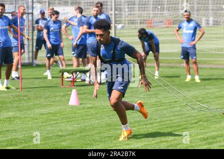 San Pietroburgo, Russia. 30 giugno 2023. Du Queiroz del Zenit Football Club si riscalda durante la sessione di allenamento presso il Gazprom Training Centre prima del torneo internazionale di calcio, la pari Premier Cup. (Foto di Maksim Konstantinov/SOPA Images/Sipa USA) credito: SIPA USA/Alamy Live News Foto Stock