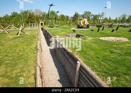 Aerei da caccia a elica volanti, un carro armato e una rete di trincee nel parco. Presso lo Shon Sharaf, grande Guerra Patriottica, complesso museale della seconda Guerra Mondiale in Foto Stock