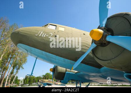 Vista dell'elica militare, sovietica, URSS, CCCP li-2 aeroplano. Presso la grande Guerra Patriottica di Shon Sharaf, complesso museale della seconda guerra mondiale a Tashkent, Uzbeki Foto Stock