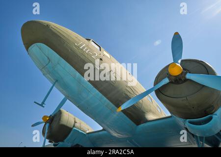 Vista dell'elica militare, sovietica, URSS, CCCP li-2 aeroplano. Presso la grande Guerra Patriottica di Shon Sharaf, complesso museale della seconda guerra mondiale a Tashkent, Uzbeki Foto Stock