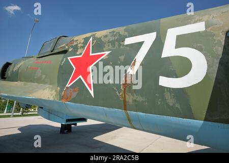 Una vista dell'aereo da caccia sovietico, braccio rosso, modello LA-7. Presso la grande Guerra Patriottica di Shon Sharaf, complesso museale della seconda guerra mondiale a Tashkent, Uzbekistan. Foto Stock