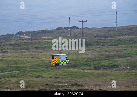 Un'ambulanza a South Uist che sta negoziando le strade a binario singolo. Foto Stock