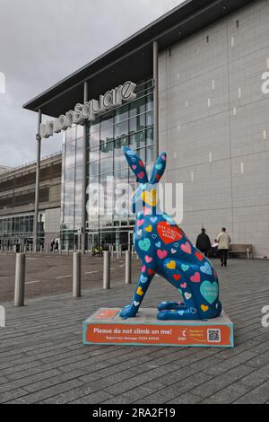 Some Bunny Loves You by Jess Moorhouse fuori dal centro commerciale Union Square. Una delle opere d'arte sul Big Hop Trail Aberdeen Scozia, giugno 2023 Foto Stock