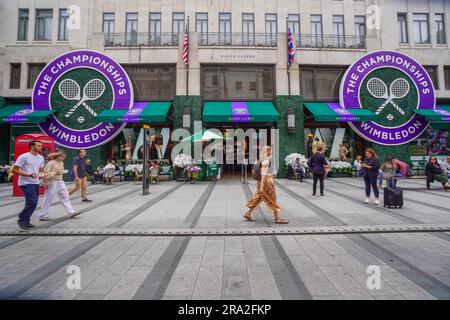 Londra Regno Unito. 30 giugno 2023 l'esterno del flagship store Ralph Lauren a New Boind Street è decorato con il logo Championships per Wimbledon. Ralph Lauren è l'outfitter ufficiale per gli arbitri e lo staff al Wimbledon Championships. Crediti: amer ghazzal/Alamy Live News Foto Stock